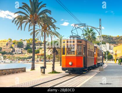 Le célèbre tramway orange s'étend de Soller à Port de Soller, Majorque, Espagne Banque D'Images