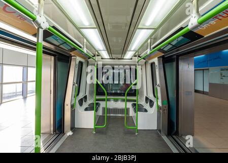 Aéroport de Gatwick. Les personnes vides déménagent à l'intérieur du train-navette, reliant les terminaux nord et sud. Crawley, West Sussex, Angleterre, Royaume-Uni Banque D'Images