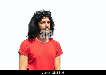 Taille en haut de jeune homme barbu avec des cheveux longs noirs semble vers l'avant sur fond blanc isoler. Banque D'Images
