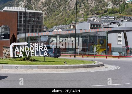 Andorre. Andorre-la-Vieille. 29 avril 2020. Gare routière d'Andorre-la-Vieille en journée ensoleillée. Confinement par le virus COVID-19, dans l'après-midi. Banque D'Images