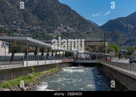 Andorre. Andorre-la-Vieille. 29 avril 2020. Gare routière d'Andorre-la-Vieille en journée ensoleillée. Confinement par le virus COVID-19, dans l'après-midi. Banque D'Images