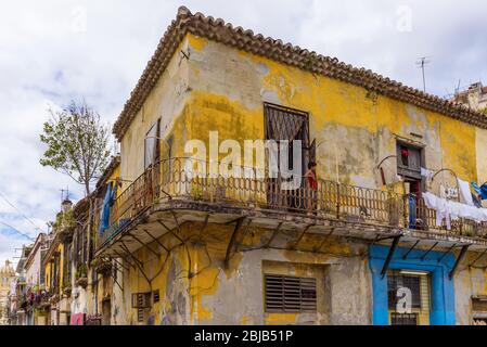 Vieille Havane, Cuba. Vue sur les vieux bâtiments coloniaux colorés ruinés dans le quartier de Habana Vieja. Les pauvres vivent dans des maisons précaires. Banque D'Images