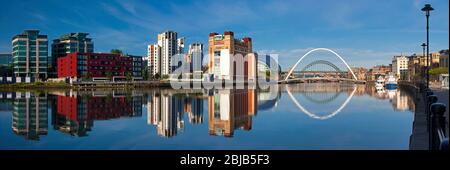 Vue panoramique sur Newcastle & Gateshead quaysides & River Tyne, Newcastle upon Tyne, Tyne and Wear, Angleterre, Royaume-Uni Banque D'Images