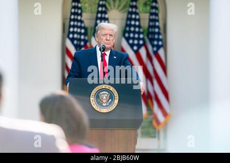 WASHINGTON DC, États-Unis - 27 avril 2020 - le président Donald J. Trump écoute la question d'un journaliste lors de la réunion d'information sur les coronavirus le lundi 2 avril Banque D'Images