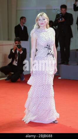 VENISE, ITALIE - SEPTEMBRE 04: Kirsten Dunst avance le tapis rouge devant la projection "TWoodshock" pendant le 74ème Festival du Film de Venise Banque D'Images