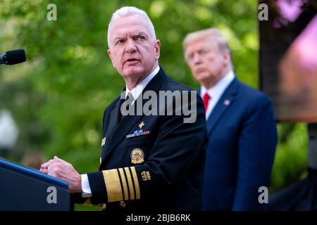 WASHINGTON DC, États-Unis - 27 avril 2020 - le secrétaire adjoint à la santé, l'amiral Brett Giroir, du Service de santé publique des États-Unis, prononce des remarques au Coro Banque D'Images