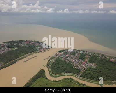 Couleur marron aérien rivière Sungai Muda à la frontière de Penang et Kedah. Banque D'Images