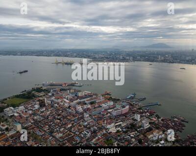 Vue aérienne du patrimoine mondial de l'UNESCO Georgetown. Le contexte est Seberang Perai. Banque D'Images