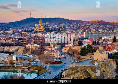 Vue de Tbilissi prises à partir de la forteresse de Narikala au coucher du soleil, Tbilissi, Géorgie Banque D'Images