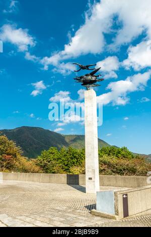 Hakone, Japon : 02 novembre 2019 : Musée en plein air de Hakone au Japon. Sculpture de l'homme volant et du cheval (pegasus) Banque D'Images