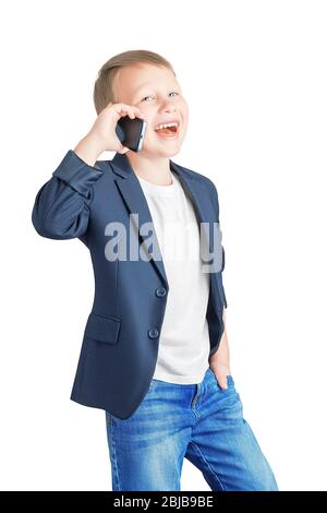 Élégant garçon caucasien élégant dans une veste, un t-shirt et un Jean parlant avec des amis au téléphone et riant avec gaieté isolé sur un fond blanc. Banque D'Images