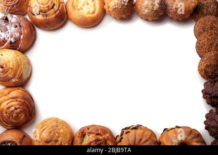 Cadre de pâtisseries fraîches assorties sur fond blanc Banque D'Images