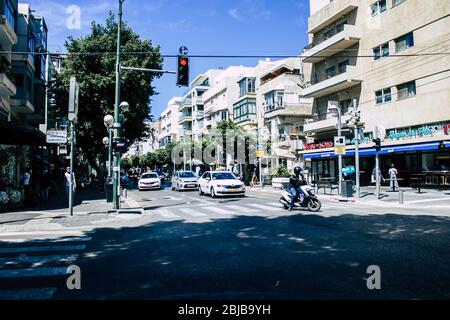 Tel Aviv Israël 28 avril 2020 vue d'un taxi israélien roulant dans la rue Dizengoff à tel Aviv dans l'après-midi pendant l'épidémie de coronavirus Banque D'Images