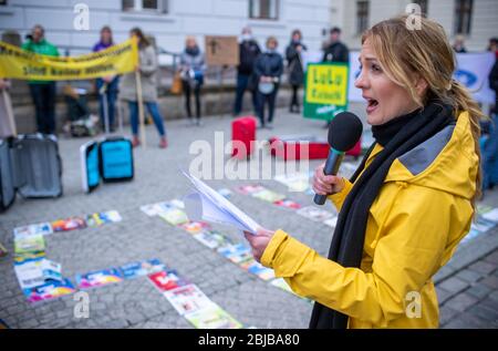 Schwerin, Allemagne. 29 avril 2020. Carolin Verchow, de l'agence de voyage Verchow de Rostock, s'exprime devant la chancellerie d'État lors d'une manifestation. Compte tenu des faibles taux d'infection dans la région de Mecklembourg-Poméranie occidentale, les experts du voyage réclament une normalisation dans la crise de la couronne. Jusqu'à 50 représentants des voyagistes utilisent l'action pour attirer l'attention sur leur situation économique difficile. D'autres participants ne sont pas autorisés en raison des règles de distance Corona actuelles. Crédit: Jens Büttner/dpa-Zentralbild/dpa/Alay Live News Banque D'Images