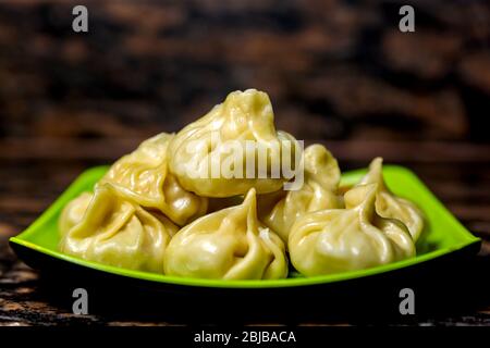 Maison fait la nourriture traditionnelle de momos de boulettes du Népal servi sur une plaque, Dumpling Momo. Mise au point sélective Banque D'Images