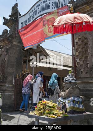 dh Pasar Seni Guwang Sukawati BALI INDONÉSIE entrée dans l'art Marché des femmes musulmanes touristes balinais gardien offrandes groupe asie islamique Banque D'Images