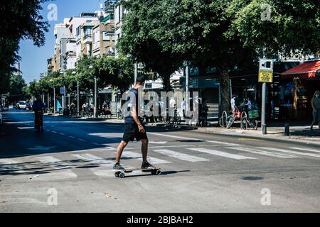 Tel Aviv Israël 28 avril 2020 vue d'un peuple israélien qui roule dans la rue Dizengoff à tel Aviv dans l'après-midi pendant l'épidémie de coronavirus Banque D'Images