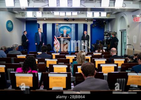 WASHINGTON DC, États-Unis - 24 avril 2020 - le vice-président américain Mike Pence et le président Donald J. Trump lors d'un exposé sur les mises à jour du coronavirus mercredi 22 avril, Banque D'Images