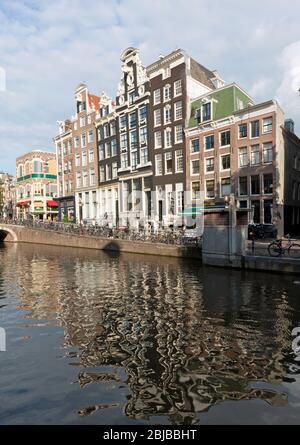 Vue sur le canal Oudezijds Voorburgwal, dans le quartier des Red Light d'Amsterdam Banque D'Images