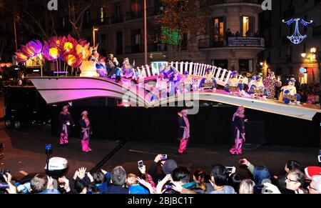 BARCELONE, ESPAGNE - 5 JANVIER : le Cavalcade de Mali le 5 janvier 2015 à Barcelone, Espagne. Les Magi et leurs serviteurs défilent en flotteurs par les principaux Banque D'Images