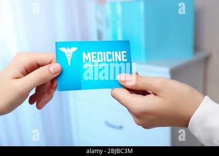 Concept de service médical. Main féminine donnant carte de visite Banque D'Images