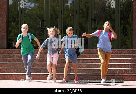 Les enfants mignons qui ne vont pas à l'école Banque D'Images