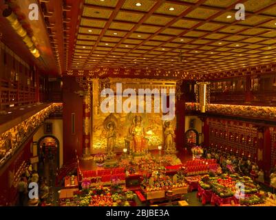 dh Buddha Tooth Relic Temple CHINATOWN SINGAPOUR intérieur musée bouddhiste autels temples sanctuaire bouddhiste Banque D'Images