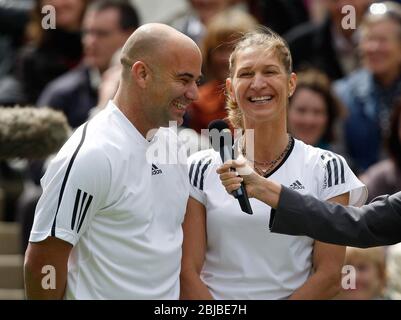 Londres, GROSSBRITANNIEN. 17 mai 2009. firo tennis: 17/05/2009 Wimbledon ouverture du nouveau Centre court avec toiture Steffi Graf et Andre Agassi joué mélangé dans l'ouverture copyright par firo retour page images utiliser seulement dans G ER ma NY! Pfefferackerstrasse 2a 45894 G elsenkirchen www.firosportphoto.de mail@firosportphoto.de (V olksbank B ochum W itten) BLZ .: 430 601 29 Ct.No .: 341 117 100 tel: 0209 - 9304402 Fax: 0209 - 9304443 | usage international crédit: dpa/Alay Live News Banque D'Images