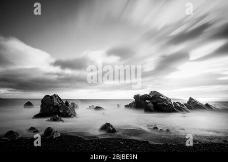 Noir / blanc, beau paysage de roches et de ciel dramatique sur la mer avec une longue exposition, côte est Corée Banque D'Images
