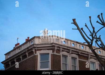 Architecture victorienne London stock Brick Stone Parapet Cornice détail Eagle Statue Eagle Terrace, Shepherds Bush Road, Brook Green, Londres W6 Banque D'Images