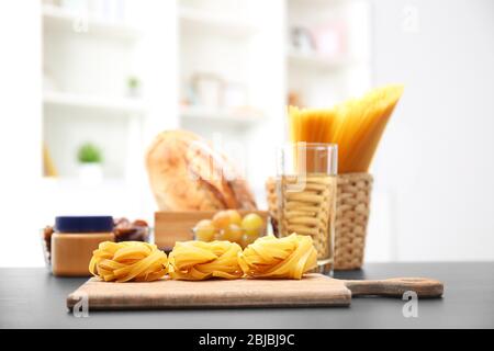 Ensemble de produits différents sur la table Banque D'Images