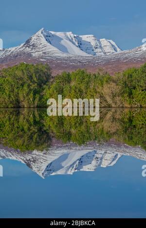 Ben More Coigach se reflète dans le loch de Drumroie, Wester Ross Banque D'Images