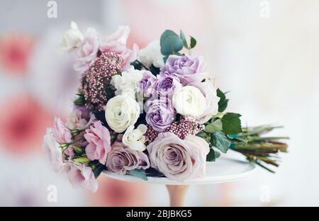 beau bouquet de fleurs délicates avec roses, ranunculos, eustomes et œillets Banque D'Images