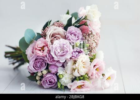 beau bouquet de fleurs délicates avec roses, ranunculos, eustomes et œillets Banque D'Images