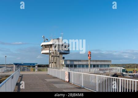 Tour de contrôle à la barrière Eider appelée Eidersperrwerk, Wesselburenerkoog, Schleswig-Holstein, Allemagne, Europe Banque D'Images