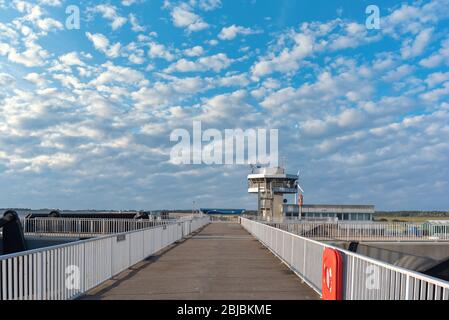 La barrière Eider appelée Eidersperrwerk, Wesselburenerkoog, Schleswig-Holstein, Allemagne, Europe Banque D'Images