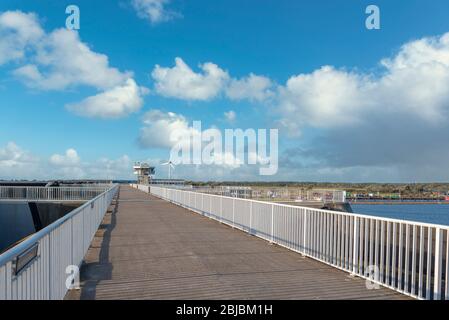 La barrière Eider appelée Eidersperrwerk, Wesselburenerkoog, Schleswig-Holstein, Allemagne, Europe Banque D'Images