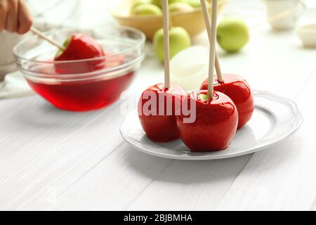 Pommes au caramel rouge sur plaque blanche Banque D'Images