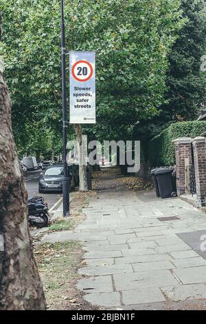Londres/UK-30/7/18 : panneau sur un pilier montrant un panneau de limite de vitesse de vingt miles par heure et l'inscription « vitesses inférieures, rues plus sûres » sur IT-Board Banque D'Images