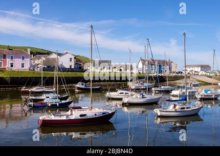 L'estuaire de la rivière Afon Aeron avec des bateaux amarrés dans le port à marée haute dans une jolie ville balnéaire. Aberaeron, Ceredigion, Pays de Galles, Royaume-Uni, Grande-Bretagne Banque D'Images