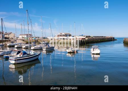 Estuaire de la rivière Afon Aeron avec bateaux amarrés près de l'entrée du port à marée haute dans la ville balnéaire. Aberaeron, Ceredigion, Pays de Galles, Royaume-Uni, Grande-Bretagne Banque D'Images