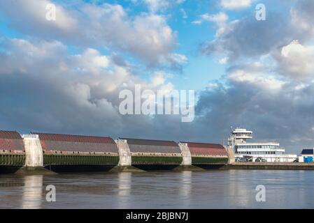 La barrière Eider appelée Eidersperrwerk, Wesselburenerkoog, Schleswig-Holstein, Allemagne, Europe Banque D'Images