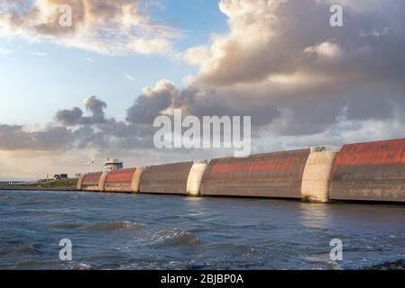 La barrière Eider appelée Eidersperrwerk, Wesselburenerkoog, Schleswig-Holstein, Allemagne, Europe Banque D'Images