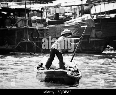 Hong Kong octobre 1986 bateau taxi, Aberdeen Harbour. La photo fait partie d'une collection de photographies prises à Hong Kong entre septembre et novembre 1986. Ils représentent un instantané de la vie quotidienne dans la colonie de la Couronne onze ans avant que la souveraineté ne soit transférée en Chine continentale. Photo de Howard Walker / Alay. Banque D'Images