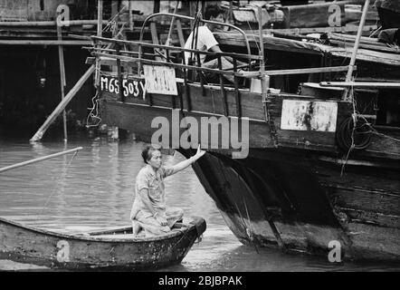 Hong Kong octobre 1986 port de Tai-O, île de Lantau. La photo fait partie d'une collection de photographies prises à Hong Kong entre septembre et novembre 1986. Ils représentent un instantané de la vie quotidienne dans la colonie de la Couronne onze ans avant que la souveraineté ne soit transférée en Chine continentale. Photo de Howard Walker / Alay. Banque D'Images