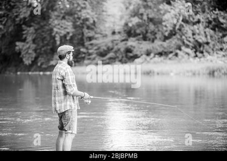 ne regardez pas en arrière. les pêcheurs expérimentés dans l'eau. les pêcheurs montrent la technique de pêche utiliser la tige. l'homme capture le poisson. l'homme mûr la pêche à la mouche. activité sportive et passe-temps. Pêche à la mouche réussie. Week-end d'été. Banque D'Images