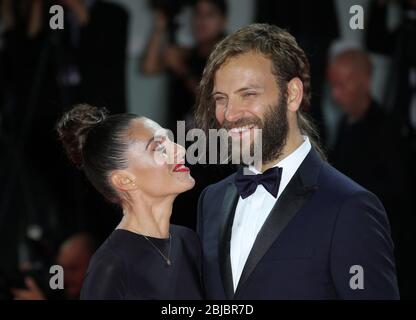 VENISE, ITALIE - SEPTEMBRE 06 : Alessandro Borghi et Roberta Pitrone promène le tapis rouge devant le criblage « aimant Pablo » Banque D'Images