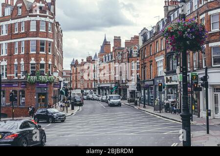 Londres/UK- 30/07/19: De grands blocs édouardiens de maisons de rapport sur Heath Street, vu de son intersection avec Hampstead High Street à Hampstead, on Banque D'Images