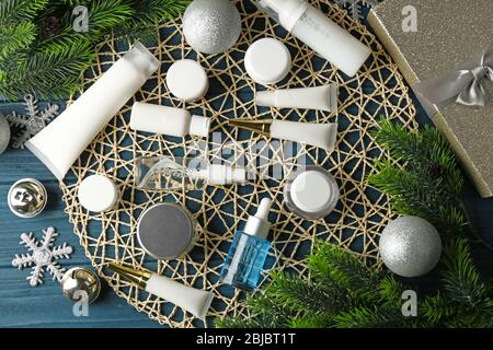 Produits cosmétiques de beauté avec décoration de Noël sur tapis en osier Banque D'Images