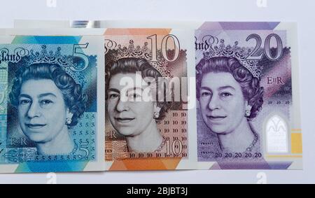 Livre britannique sterlings billets en polymère placés l'un sur l'autre. La photo inclut une nouvelle note de 20 livres publiée en février 2020. Gros plan. Banque D'Images